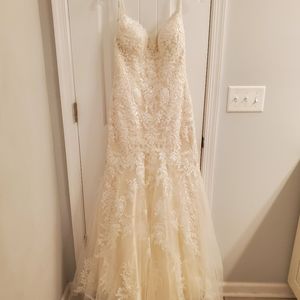 Essence of Australia wedding gown style D2600 size 10